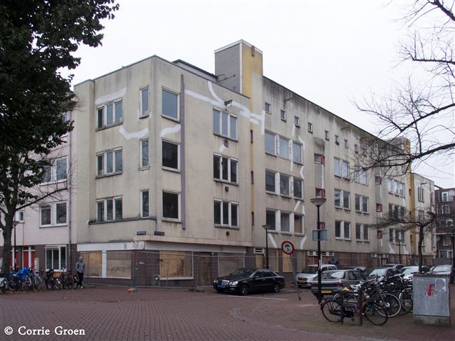 Het woningencomplex op de hoek van de Valenkade en de Ombilinstraat
              <br/>
              Corrie Groen, 2015-11-08